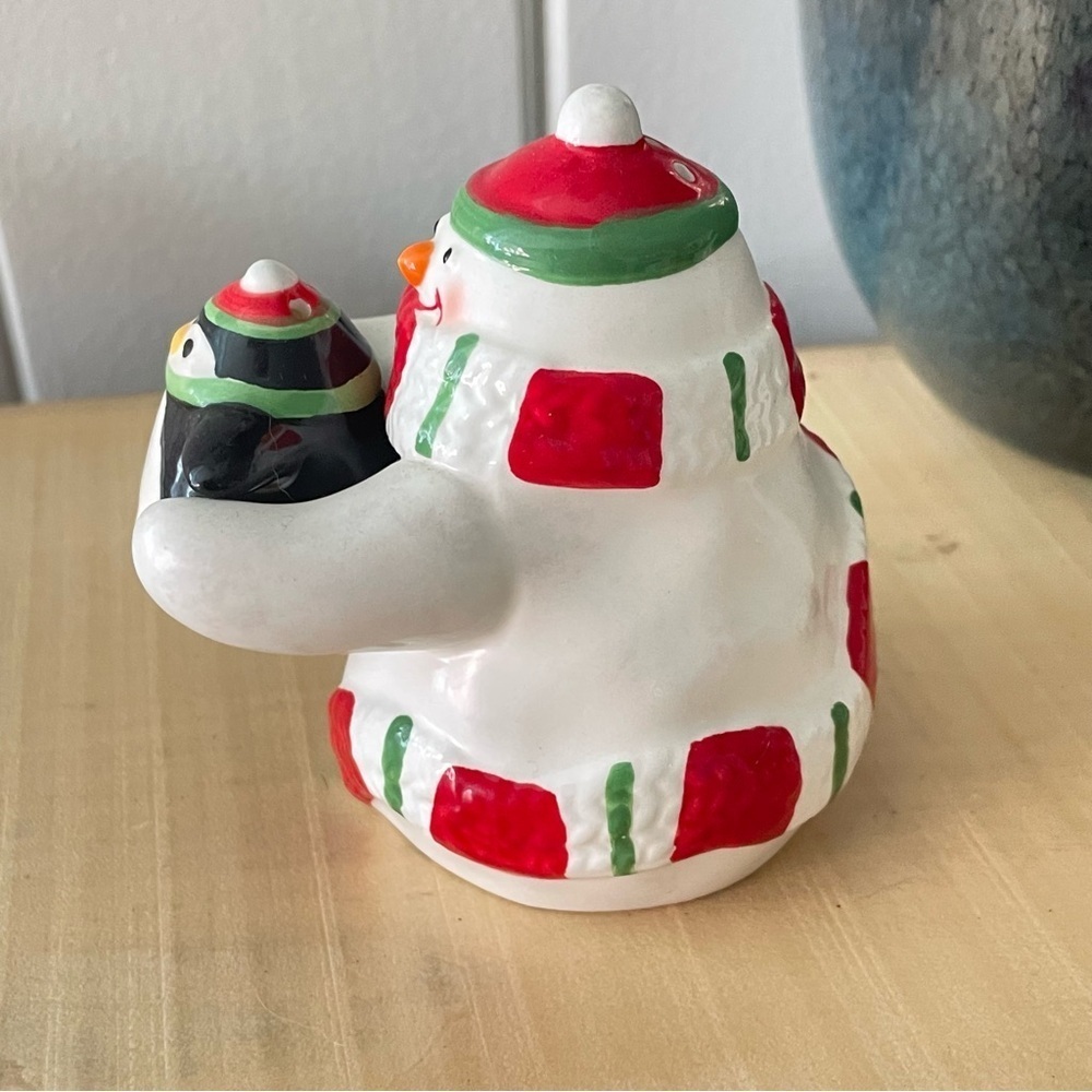 LAST CHANCE Playful Penguin Snowman Salt Pepper Shakers VTG Decor Home Kitchen - Picture 5 of 7